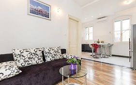 Apartment Central Old Town With Private Indoor Garage Parking